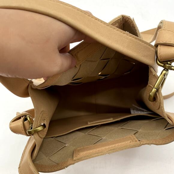 Madewell The Sydney Crossbody Bag: Woven Leather Edition in Desert Dune - Picture 6 of 9